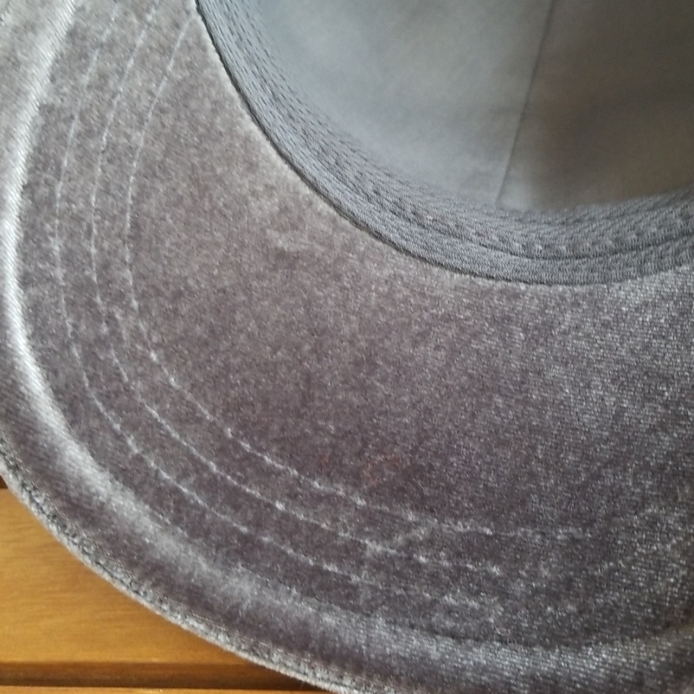 CALIA Velvet Cap - Picture 2 of 5
